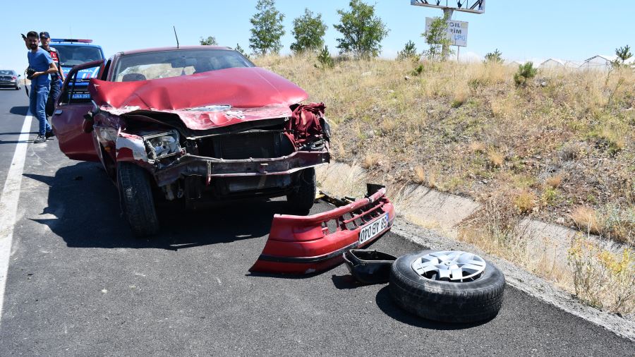 Sivas'ta bariyere çarpan otomobildeki 5 kişi yaralandı 