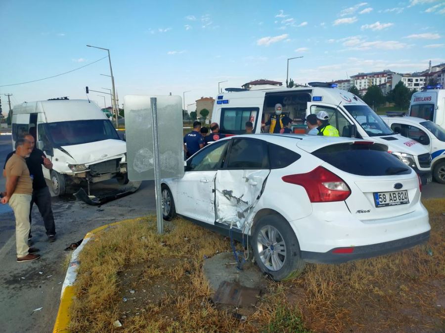 Sivas'ta işçi servisi ile otomobil çarpıştı 7 kişi yaralandı 