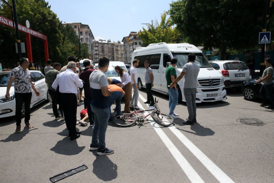 Sivas'ta hafif ticari aracın çarptığı bisikletli çocuk yaralandı -videolu-