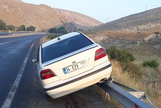 Sivas'ta bariyerlere çarpan otomobildeki 4 kişi yaralandı