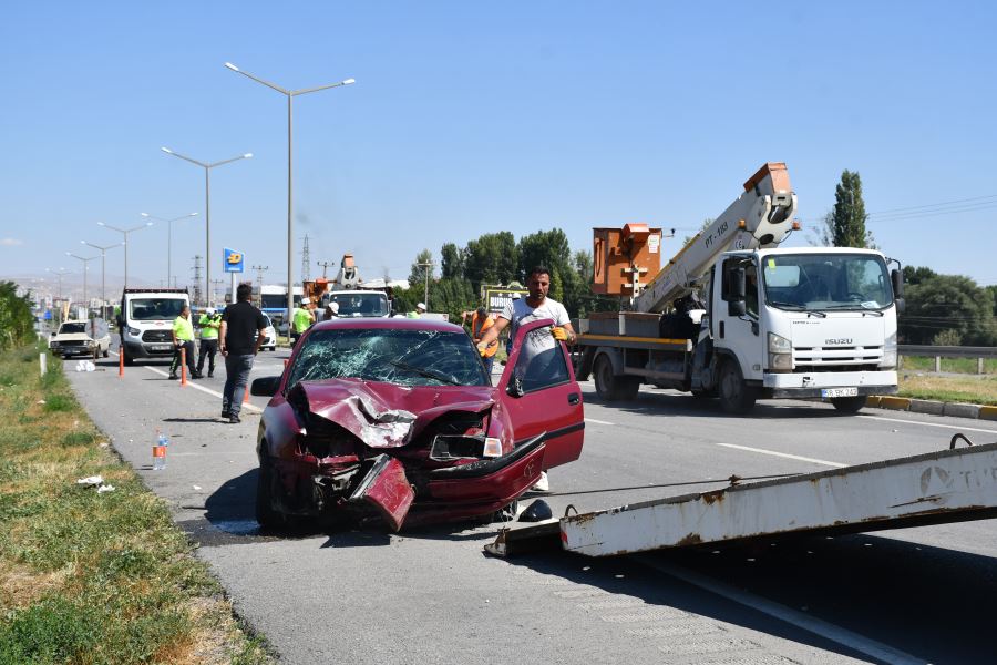 Sivas'ta aydınlatma direğine çarpan otomobildeki 2 kişi yaralandı 