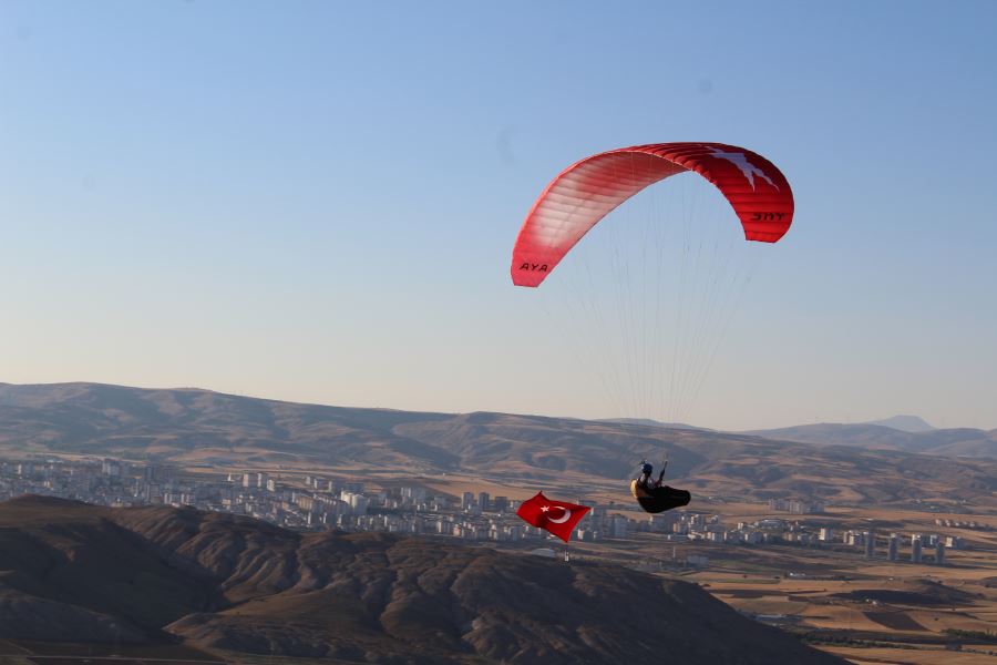 Paraşütçülerden saygı uçuşu