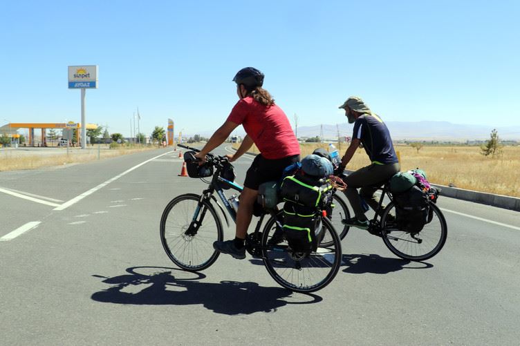 Sivas'tan geçerek bisikletle 2 bin kilometre yol katettiler
