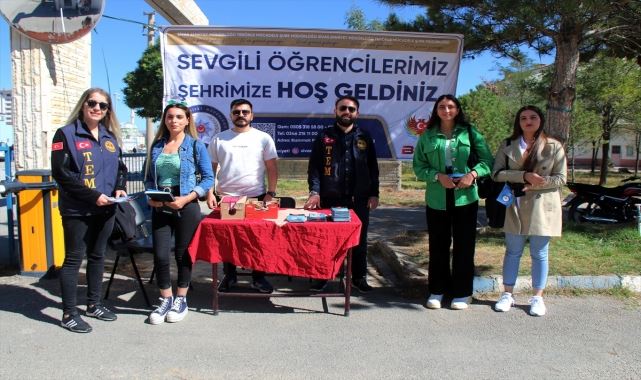 Polisler üniversite öğrencilerini bilgilendirdi