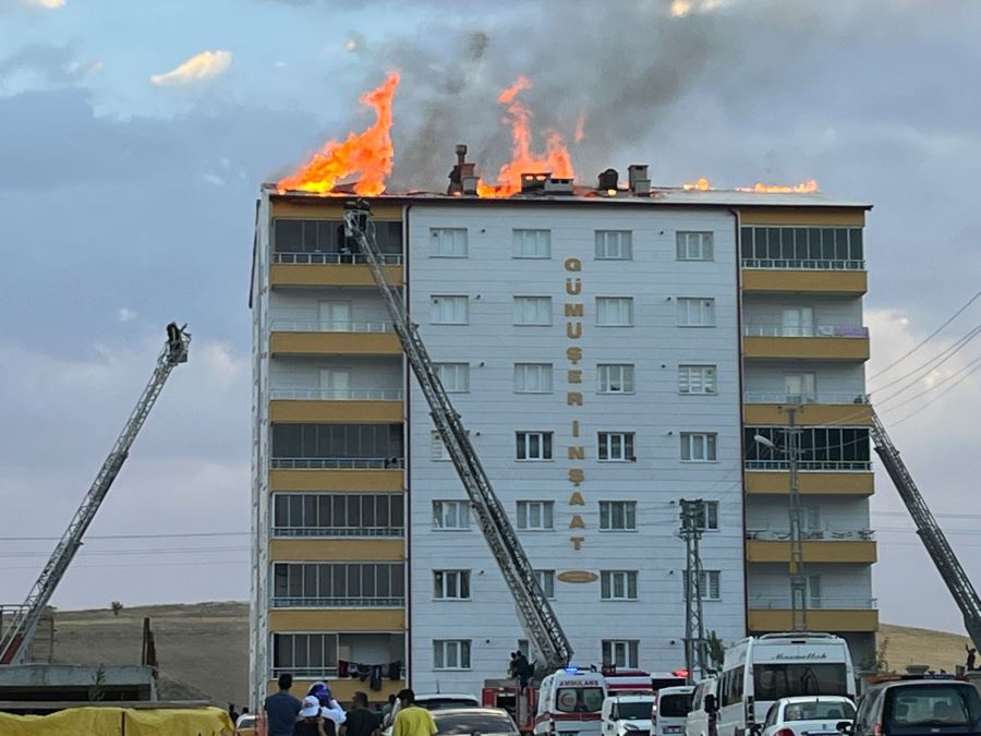 Apartmanın çatısı yandı (Video)