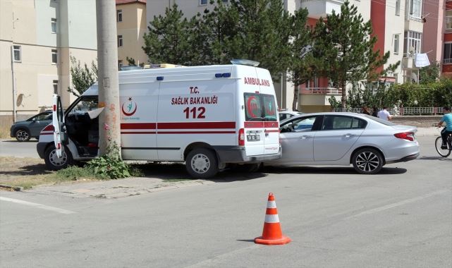 Ambulans ile otomobil çarpıştı