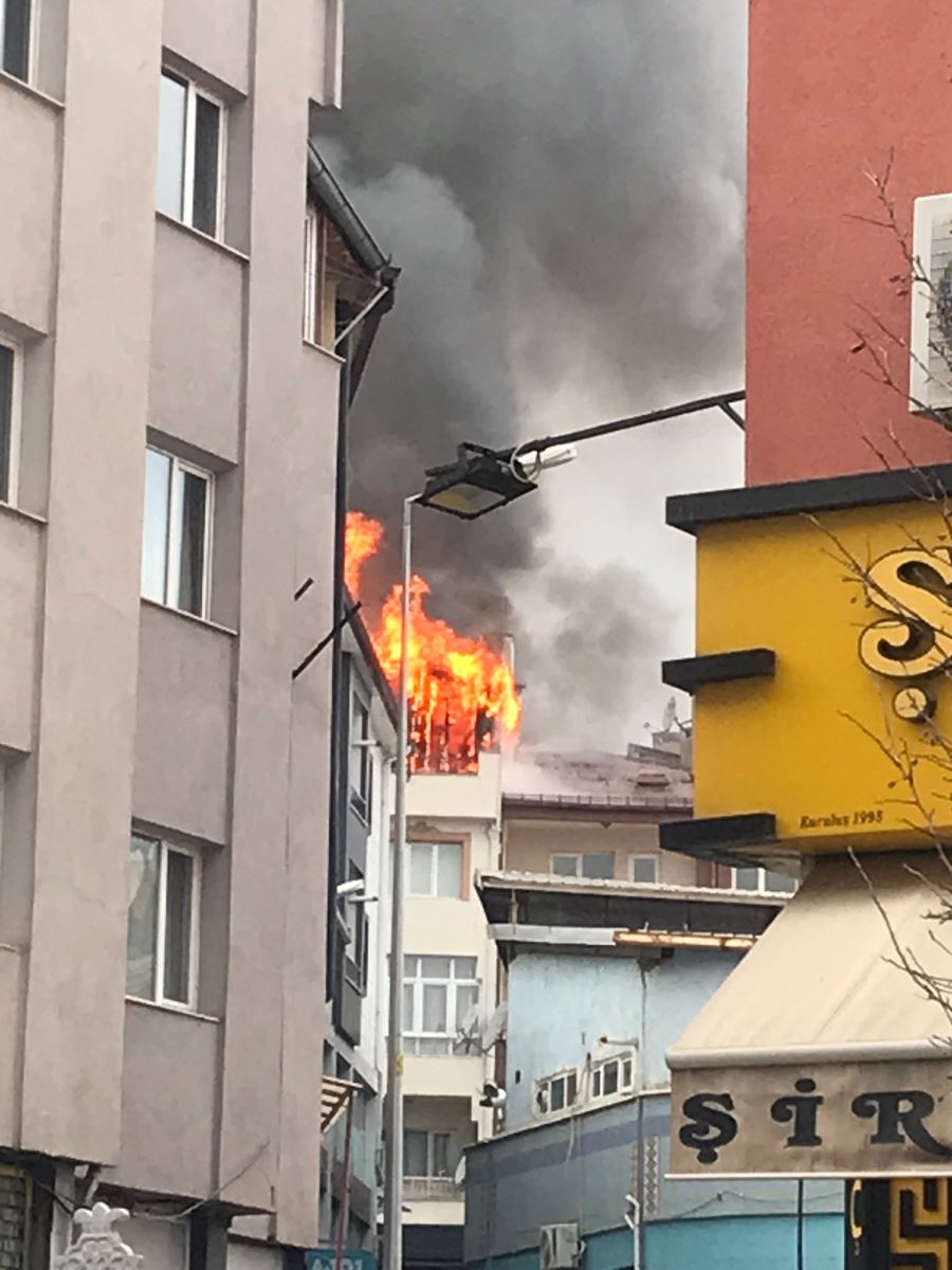 Sivas'ta çatı yangını (Video)