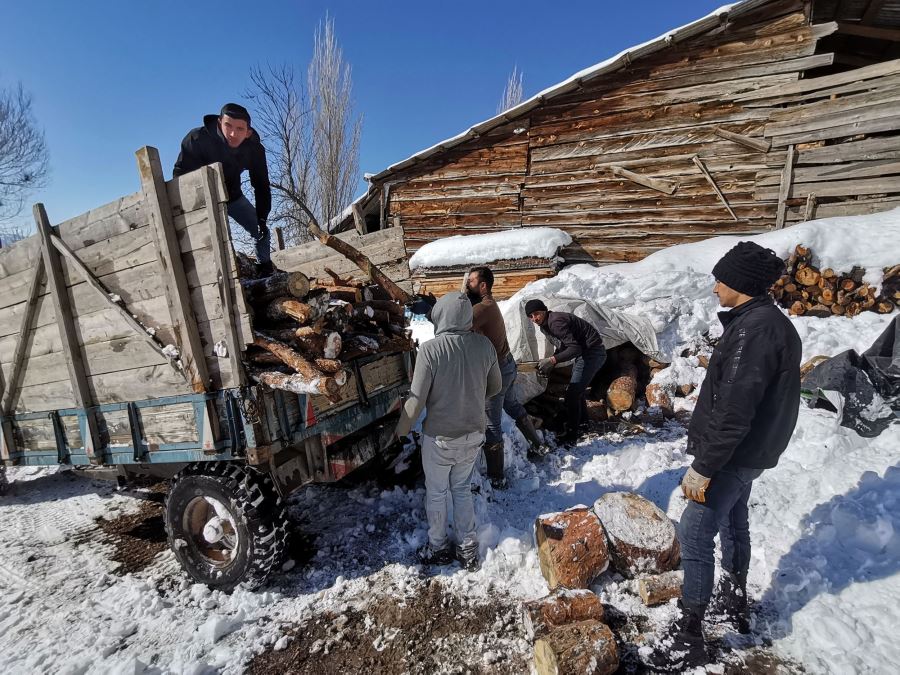 Deprem bölgesi için odun hazırladılar