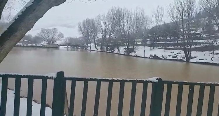 Deprem sonrası çamura bulandı (Video)