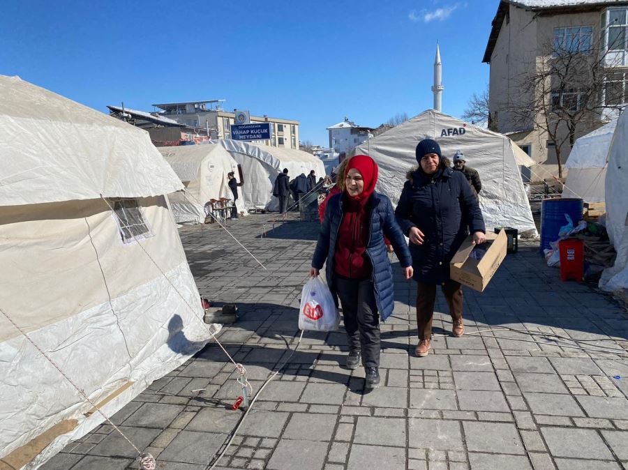 Depremzedelere hijyen seti dağıtıldı