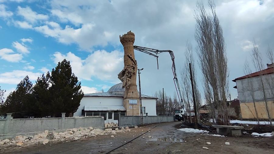 Depremde zarar gören minare kontrollü olarak yıkıldı